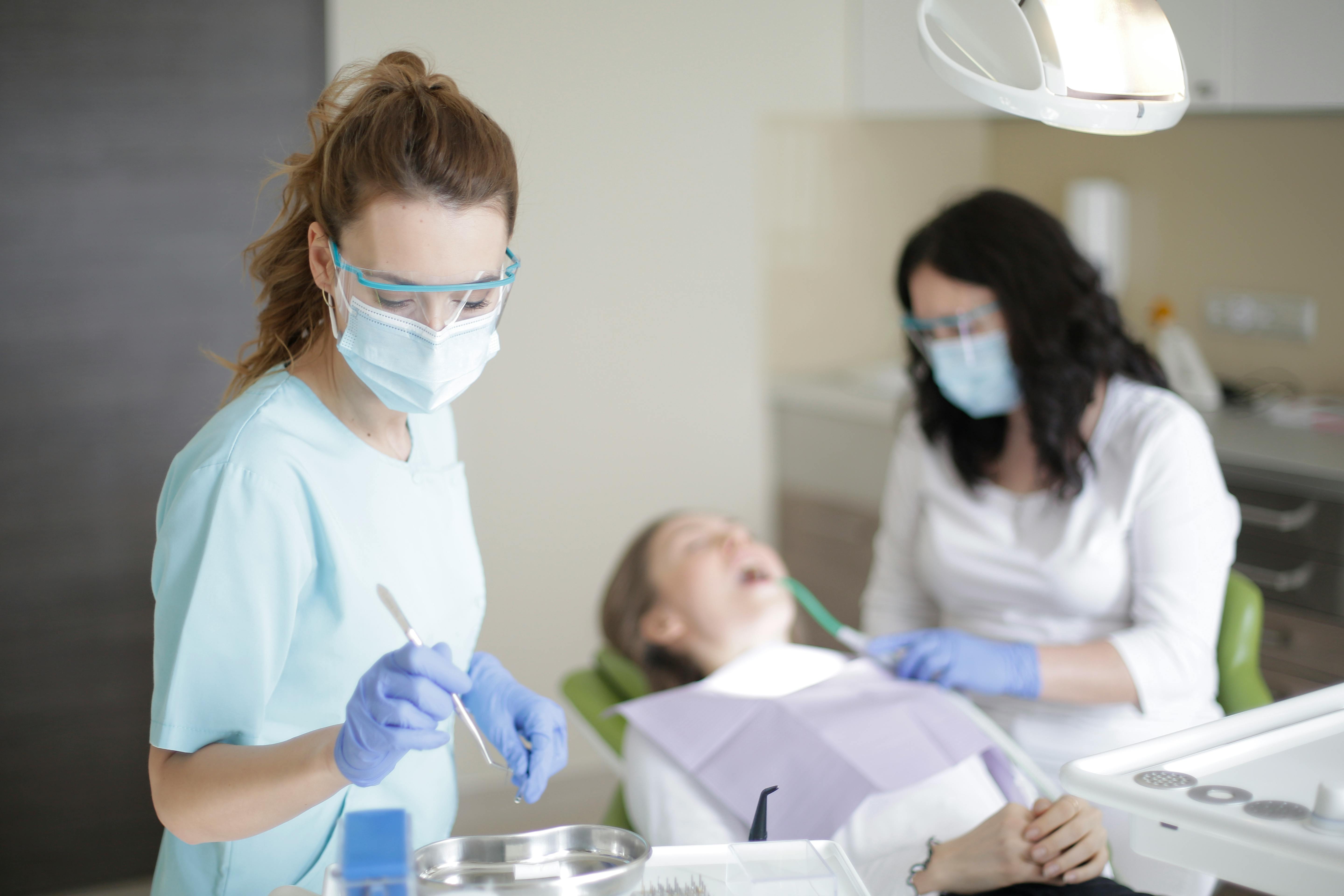 Detalhe de instrumentos odontológicos em ambiente esterilizado