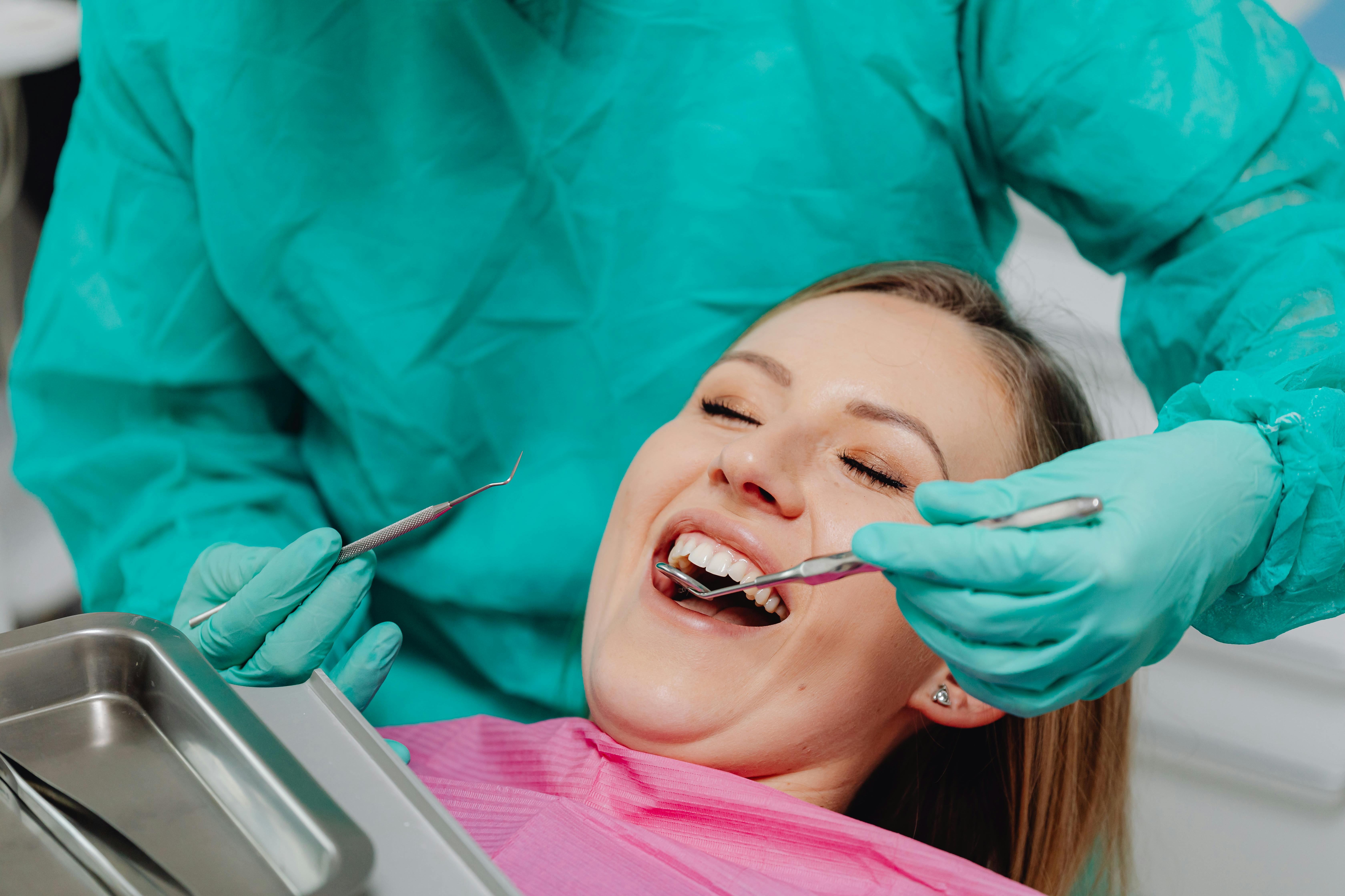 Limpeza e profilaxia com instrumentos odontológicos