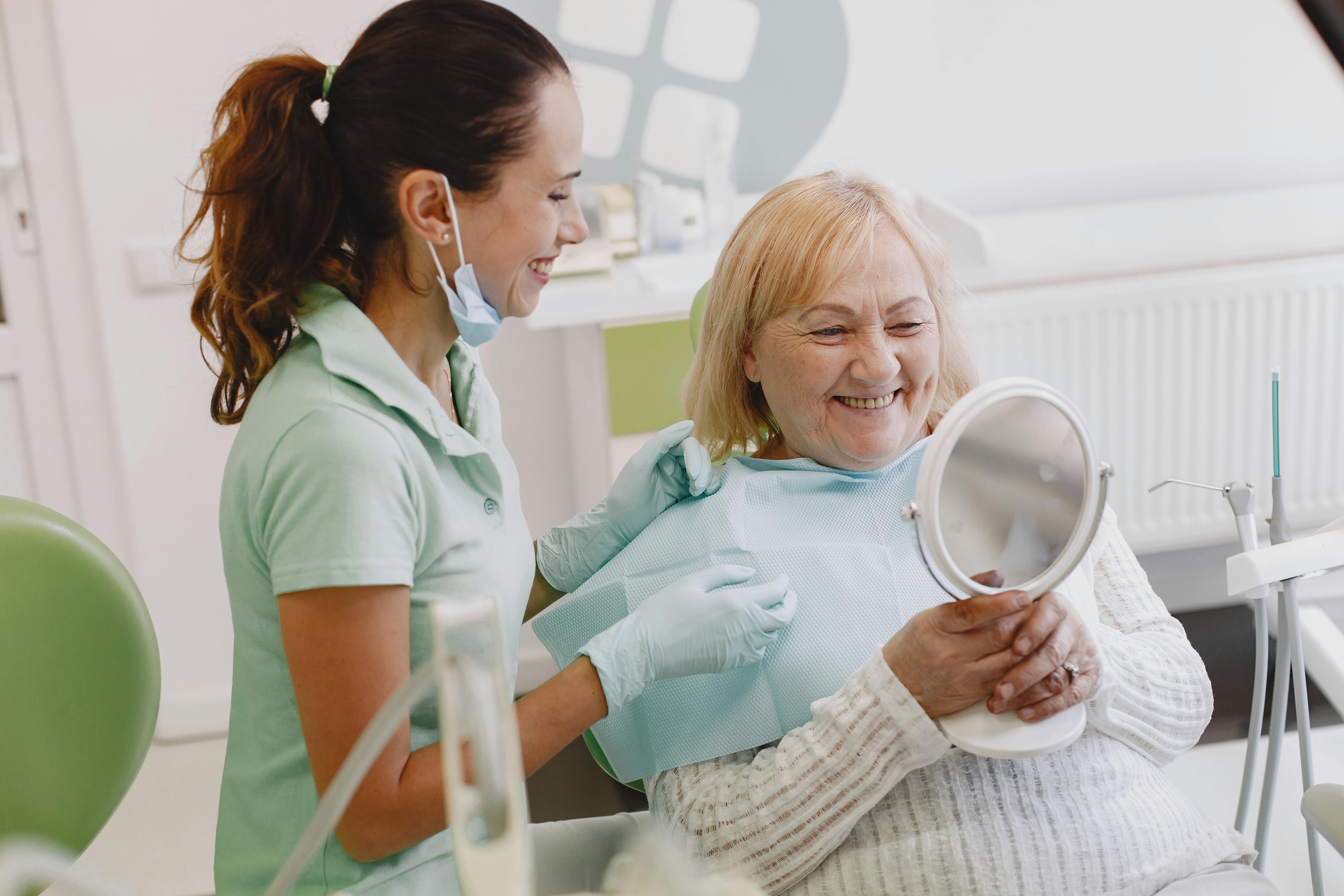 Ambiente acolhedor de clínica odontológica com decoração moderna